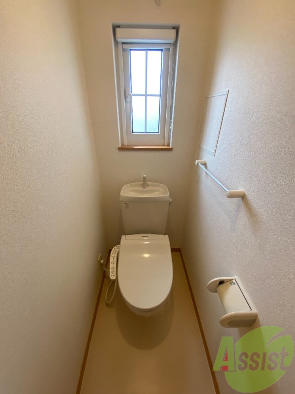 トイレ　トイレは温水洗浄便座付きで毎日快適に使えますね