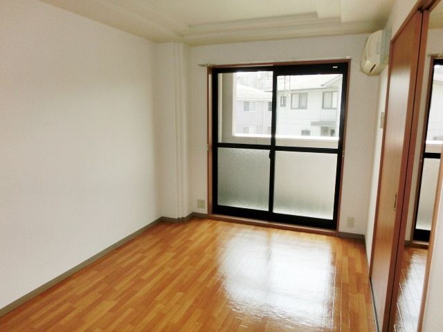 居室・リビング　明るいお部屋ですね。