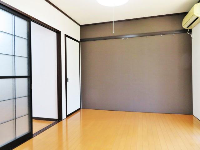 京成本線 京成大久保駅 徒歩15分 2階建 築42年の居間写真