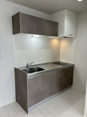 キッチン　※写真は201号室です。 ※相違する場合は現況を優先いたしま