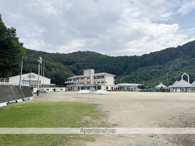 小学校　備前市立西鶴山小学校（小学校）まで394m