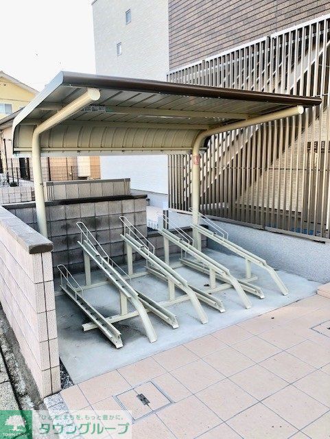 その他　屋根付き駐輪場なので雨をブロック