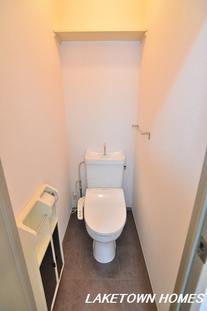 トイレ　上部に収納棚のある温水洗浄暖房便座付のトイレです。