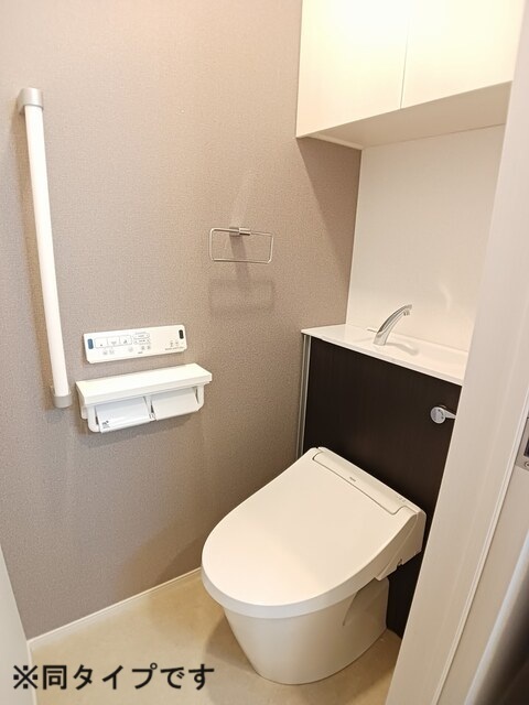 トイレ　温水洗浄便座付きのトイレです♪
