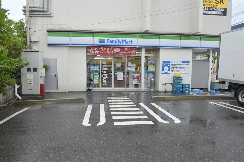コンビニ　ファミリーマート安芸鶴江店（コンビニ）まで390m