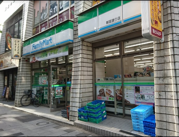 コンビニ　ファミリーマート 新宿通り店（コンビニ）まで483m