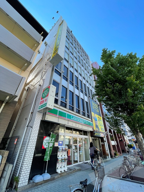 コンビニ　ローソンストア100長居駅前店（コンビニ）まで139m