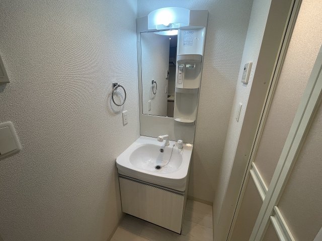 洗面設備　ゆったりとスペースのある洗面所