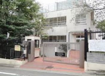小学校　渋谷区立富谷小学校（小学校）まで518m
