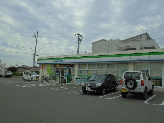 コンビニ　ファミリーマート（コンビニ）まで570m