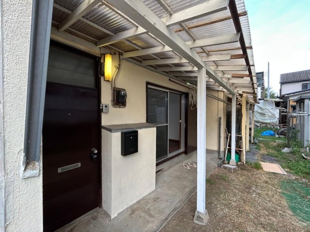 建物外観　小さな庭付き