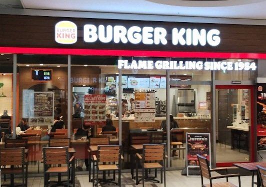 飲食店　バーガーキングコレットマーレみなとみらい店（飲食店）まで750m