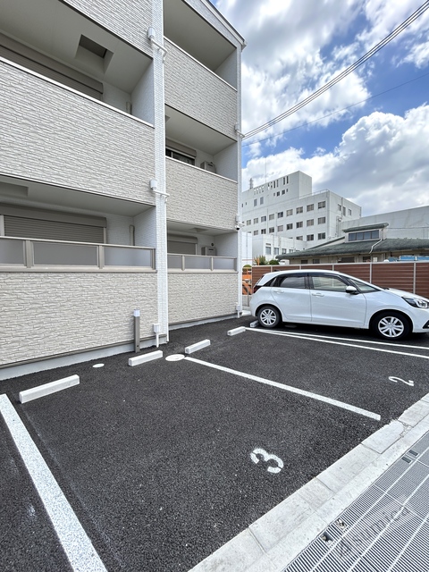 駐車場　広々とした駐車スペース。ハイルーフ車ＯＫ。
