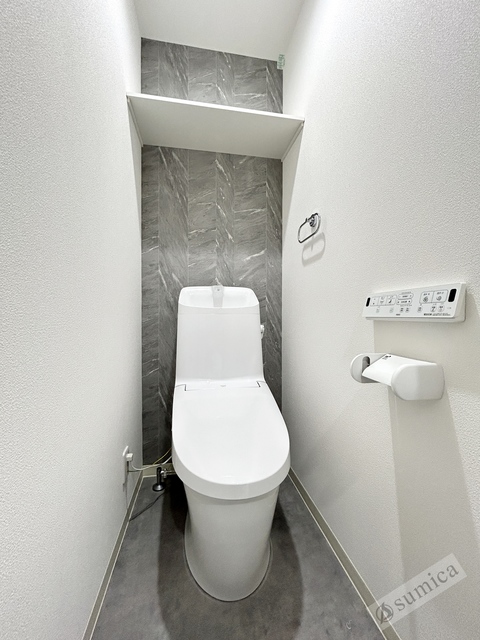 トイレ　人気アイテムの温水洗浄便座。清潔感のあるトイレです