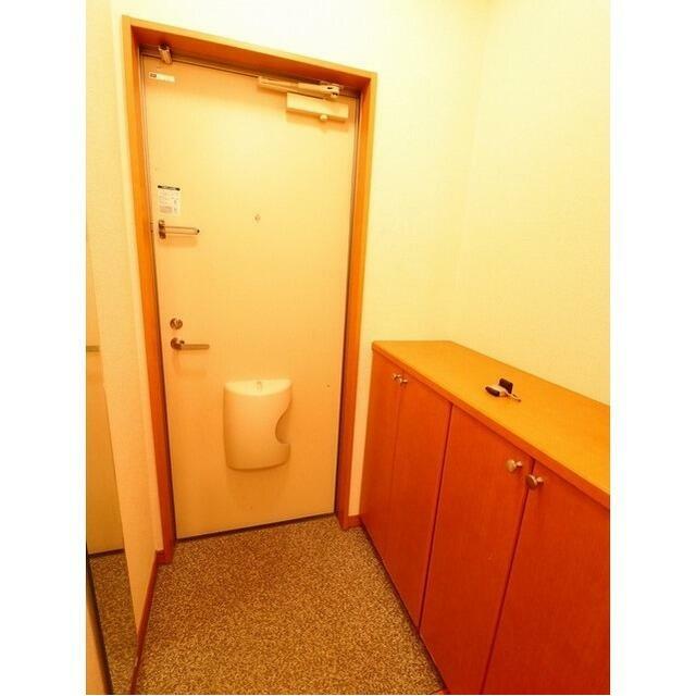玄関　※同建物他の号室の参考写真です