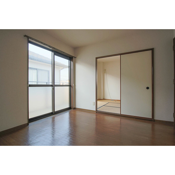 居室・リビング　同じ建物の別なお部屋