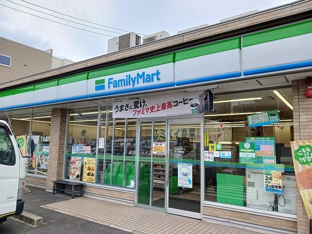コンビニ　ファミリーマート（コンビニ）まで800m