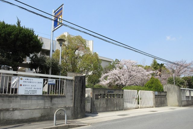 中学校　茨木市立豊川中学校（中学校）まで1765m