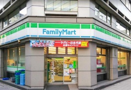 コンビニ　ファミリーマート新日本橋駅前店（コンビニ）まで207m