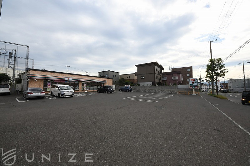 コンビニ　セブンイレブン札幌西岡2条店（コンビニ）まで300m