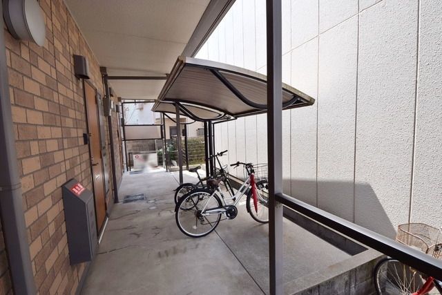 エントランス　★屋根つき駐輪場★