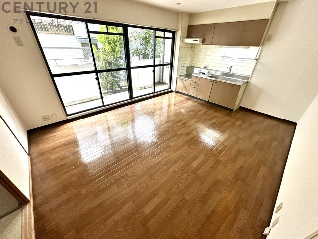 居室・リビング　床色が落ち着いた色合いで綺麗です♪