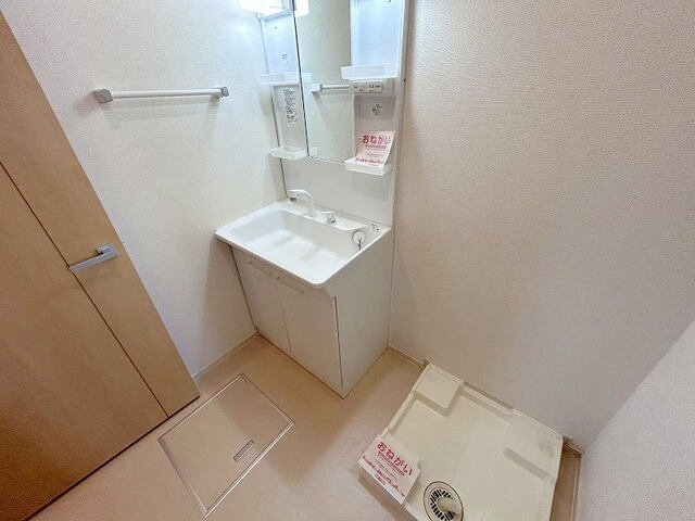 洗面設備　明るい洗面所です