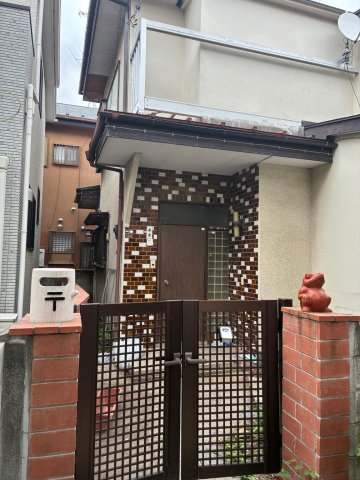 建物外観　玄関前自転車おけます。