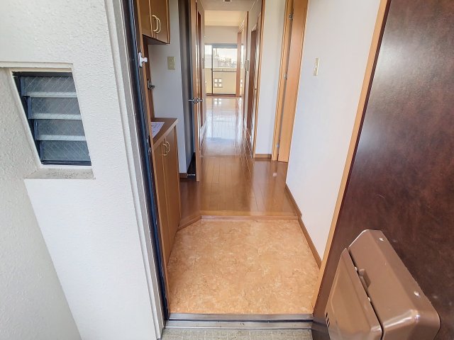玄関　掲載写真は同型モデルを掲載しており実際のお部屋と仕様等が異な
