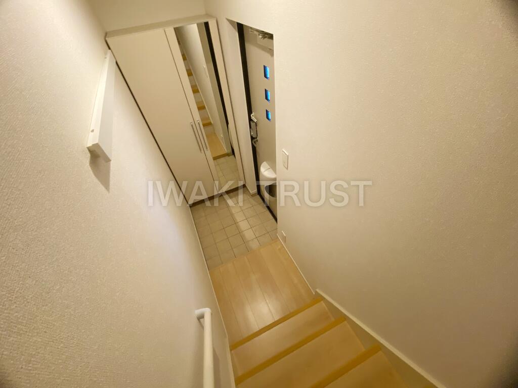 玄関　※同型タイプの参考写真