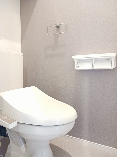 トイレ　トイレはシャワー付き洗浄便座で快適