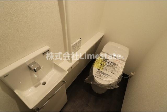 都営三田線 白金高輪駅 徒歩8分 13階建 築8年のトイレ写真