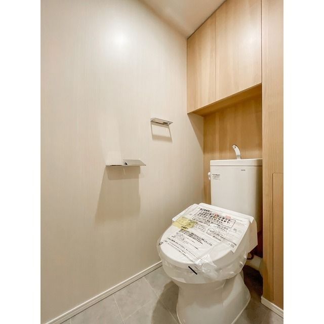 トイレ　落ち着いた色調のトイレです