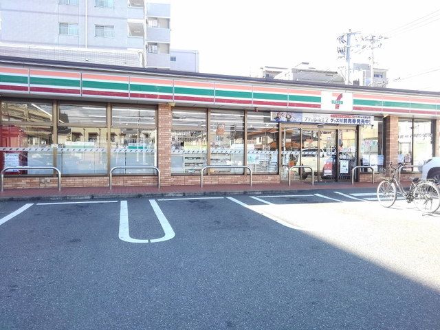 コンビニ　セブンイレブン博多三筑2丁目店（コンビニ）まで550m