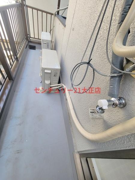 洗面設備　バルコニーに洗濯機置場