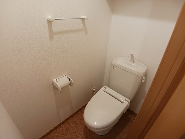 トイレ　落ち着いた色調のトイレです