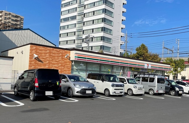 コンビニ　セブンイレブン（コンビニ）まで300m