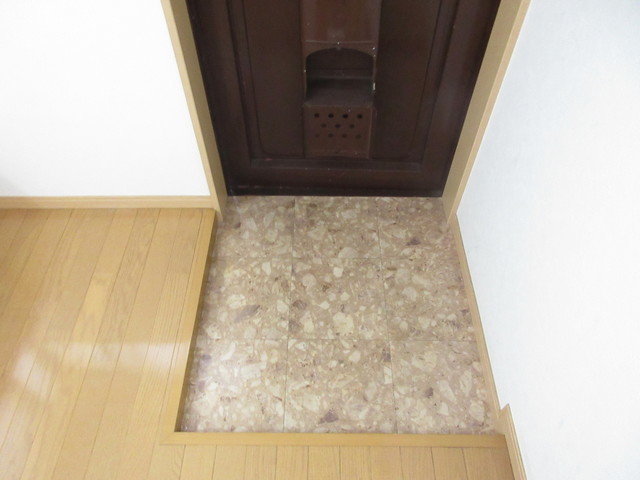 玄関　玄関は段差も小さく安全ですよ