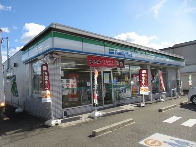 コンビニ　ファミリーマート（コンビニ）まで500m