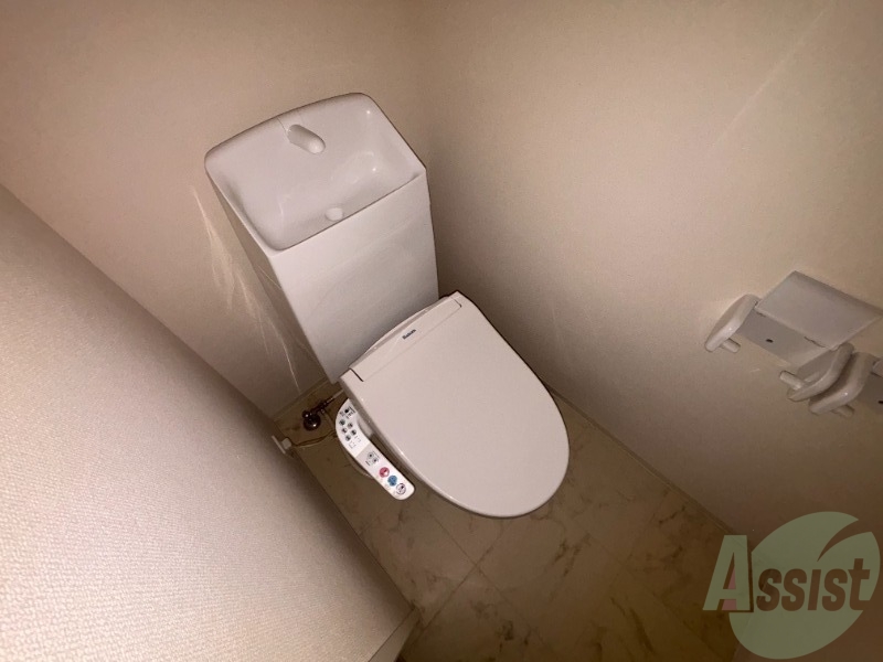 トイレ　トイレは温水洗浄便座です。シンプルな雰囲気になっています。