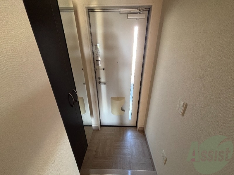 玄関　こちらは玄関のお写真です。広々としていて靴の着脱に便利です