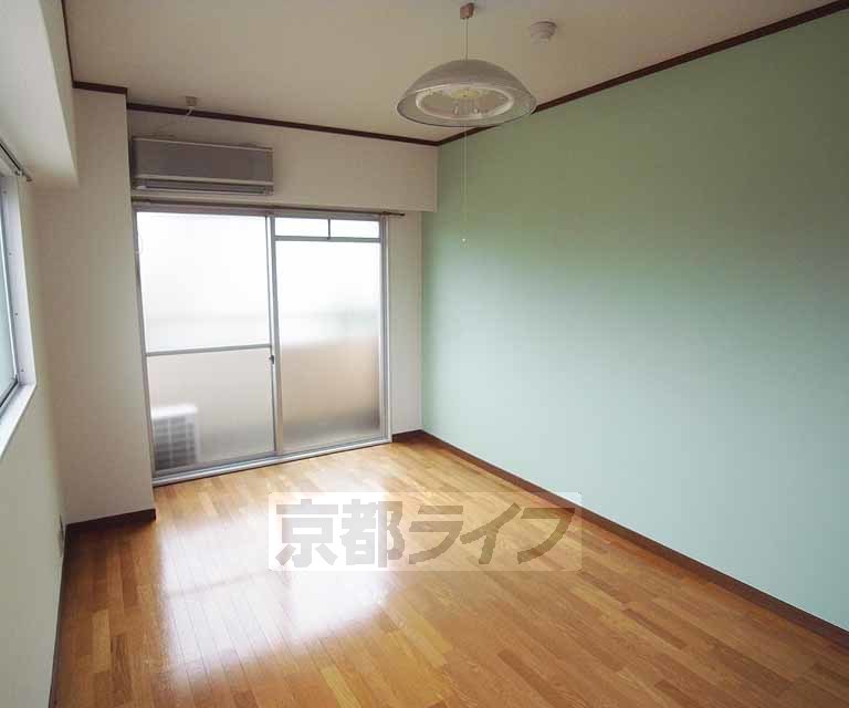 昇栄マンションの居間写真