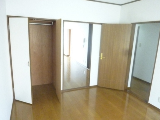 収納　手前の洋室、エアコンつけれますよ♪