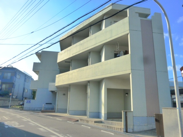 建物外観　小学校真横で安心ですね♪