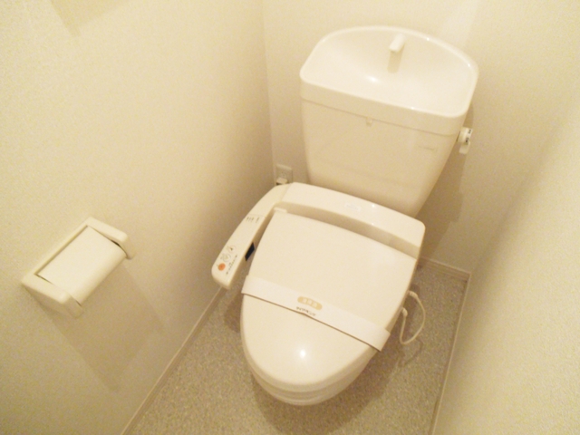 トイレ　温水洗浄機能付きのトイレです☆
