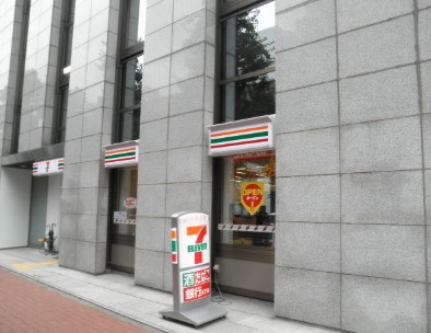 コンビニ　セブンイレブン日本橋本町3丁目店（コンビニ）まで130m