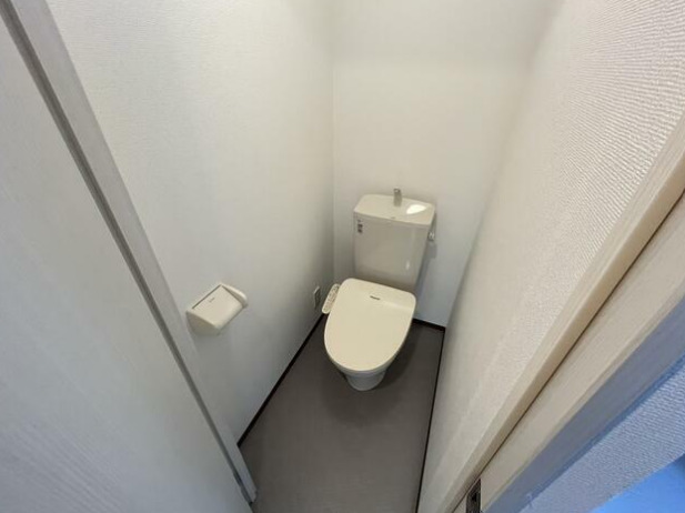 トイレ　温水洗浄便座です。