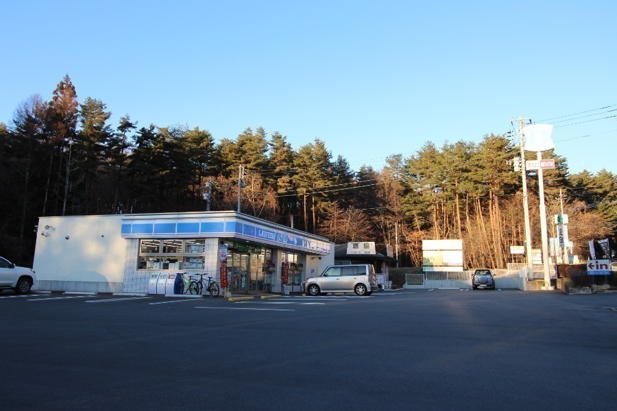 コンビニ　ローソン小淵沢インター店（コンビニ）まで1142m