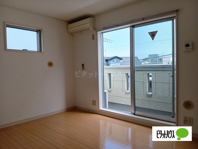 居室・リビング　日当たりの良いお部屋です♪