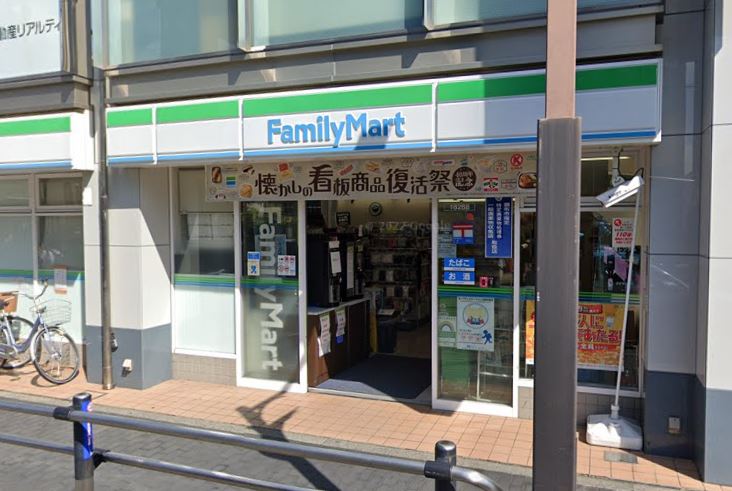 コンビニ　ファミリーマート 仙川駅前店（コンビニ）まで124m
